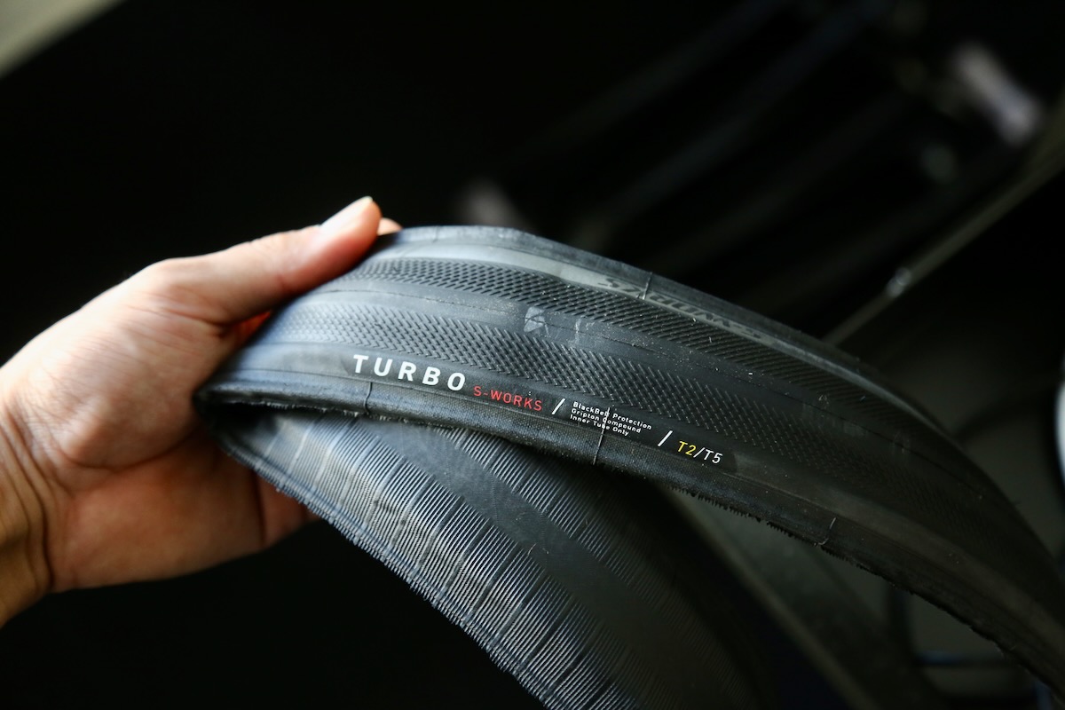 こちらは装着前のS-WORKS TURBO(チューブド)。コンパウンドとケーシングはコシのある手触り