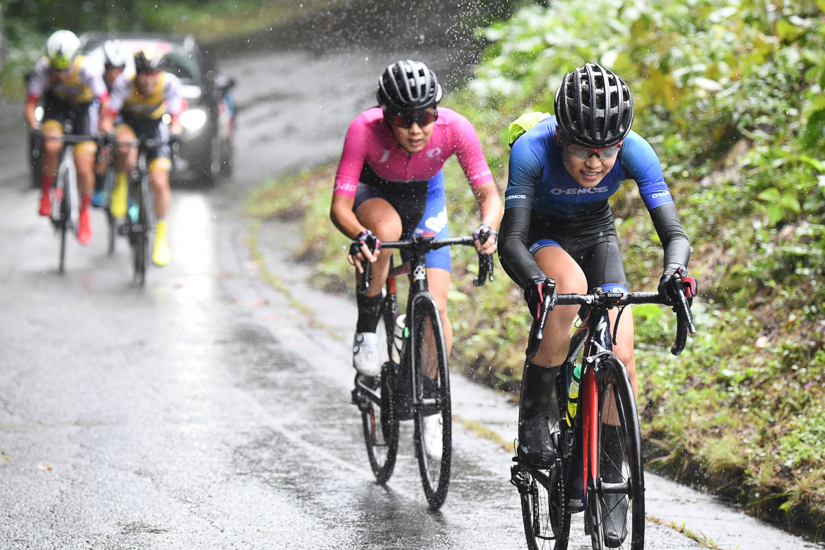 女子　樫木祥子（株式会社オーエンス）のアタックに植竹海貴（Y's Road）が追従