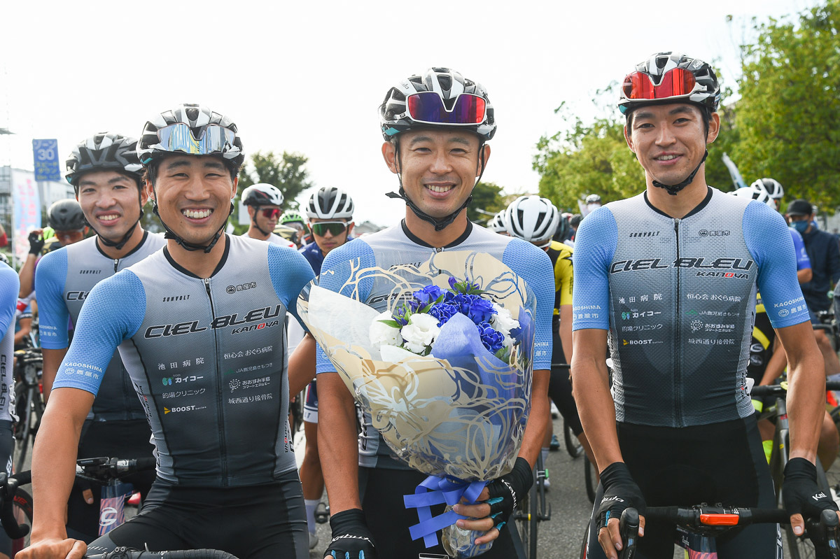 ラストレースとなる伊藤雅和（シエルブルー鹿屋）にチームメイトから花束