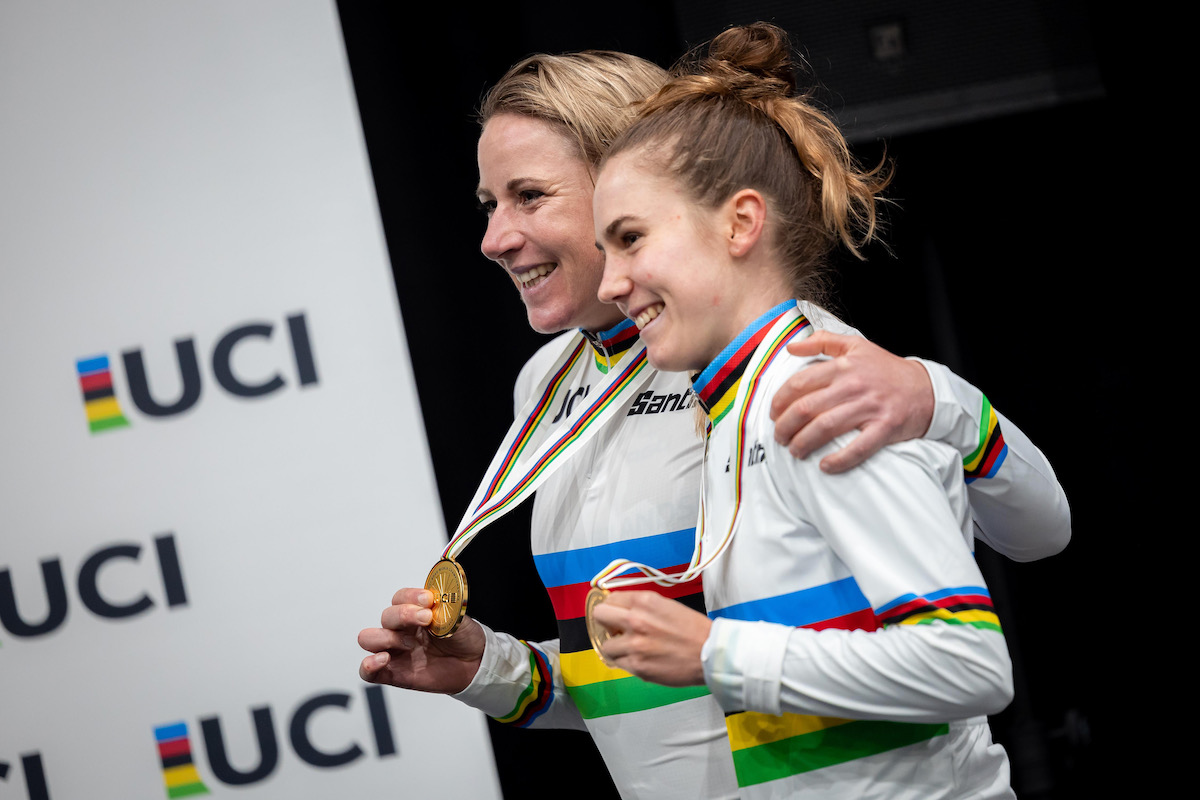 女子エリートを制したファンフルーテンと並ぶニアム・フィッシャーブラック(ニュージーランド)