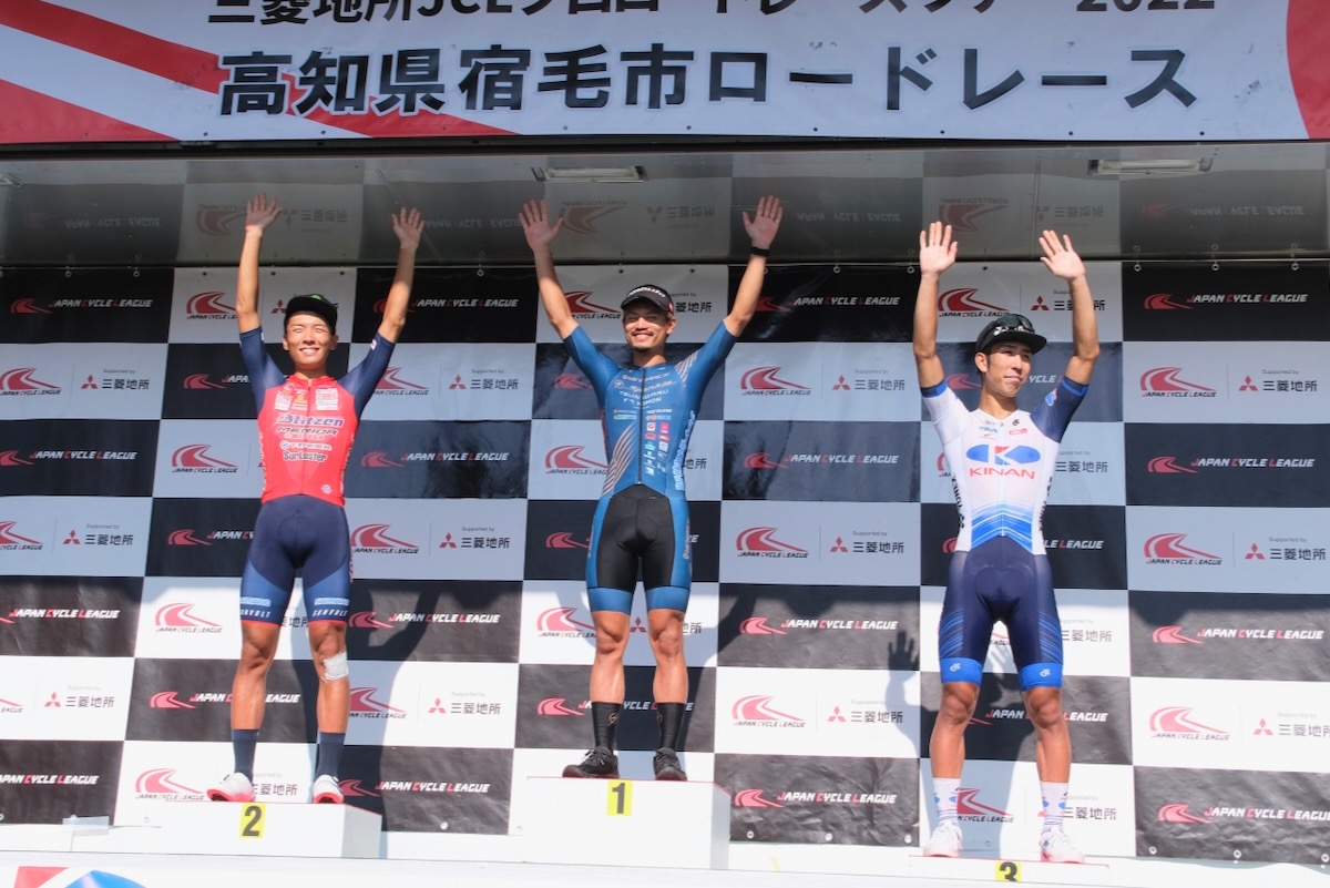 孫崎大樹(Sparkle Oita Racing Team)を小野寺玲(宇都宮ブリッツェン)と新城雄大(KINAN Racing Team)が囲む