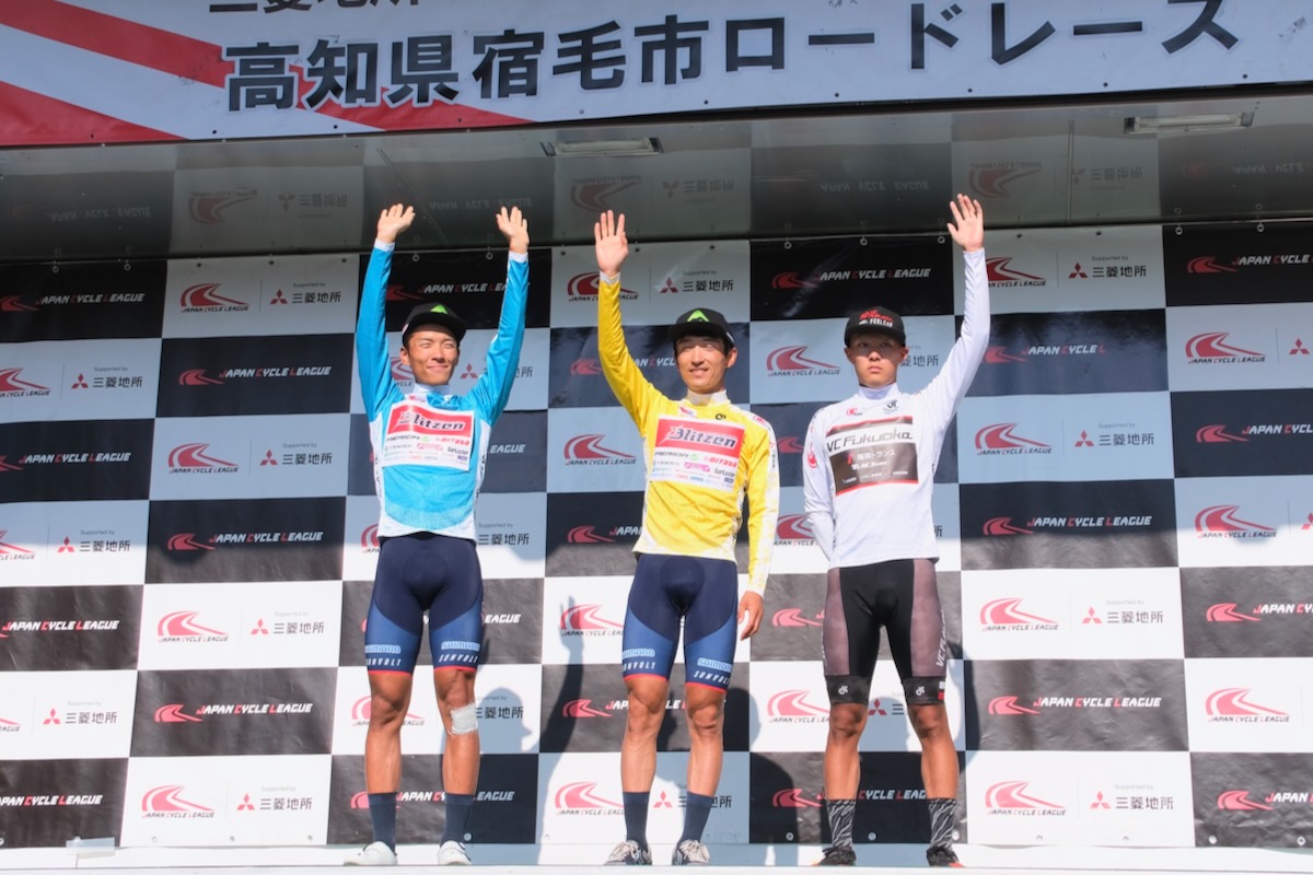 個人総合リーダージャージを着用する増田成幸(中央、宇都宮ブリッツェン)
