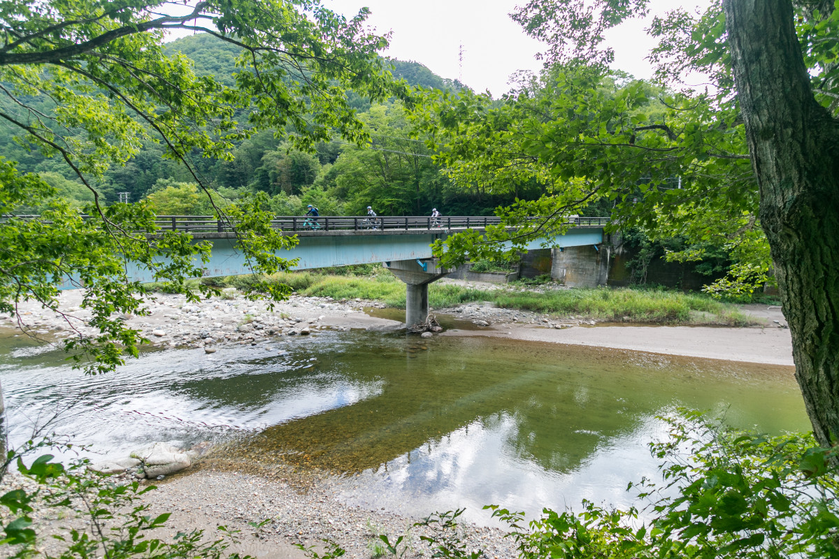 舘岩川を渡っていく