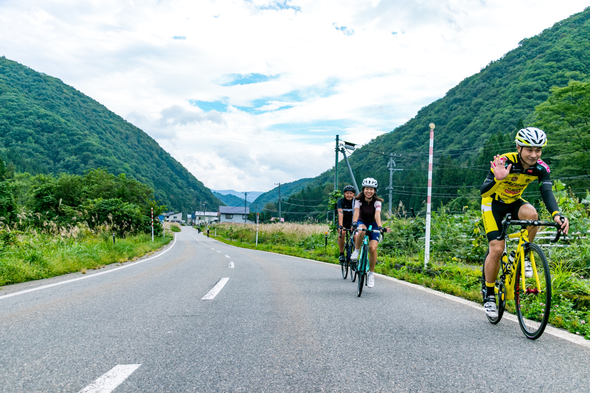 伊南川沿いの道を屏風岩方面へと走っていきます