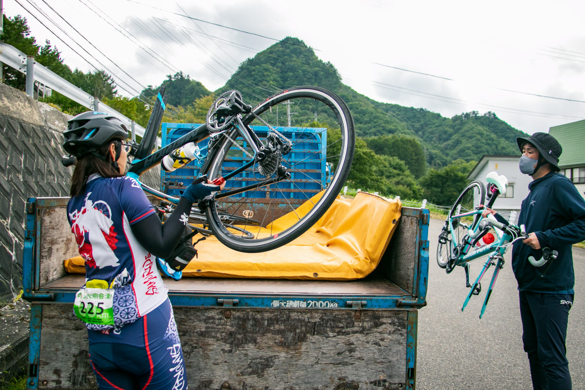 バイクをトラックに積み込み