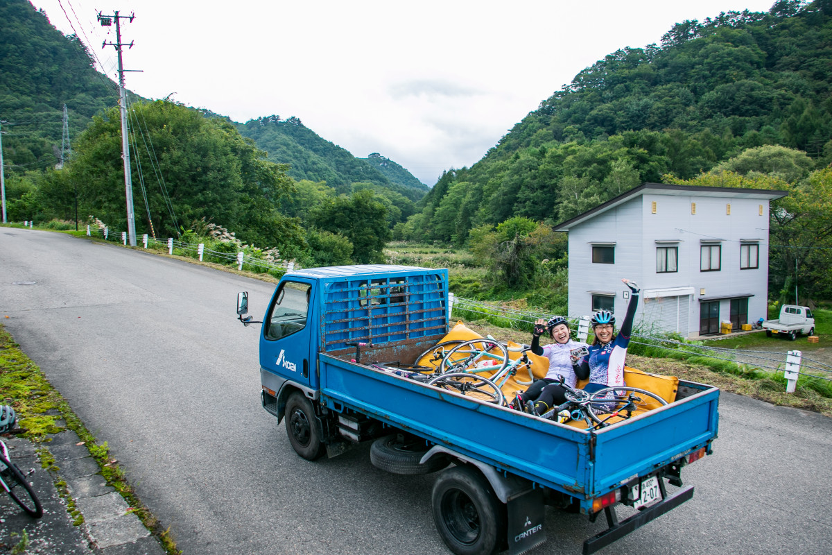 フィニッシュへ出発！愛車が落ちないように、監視要員です。