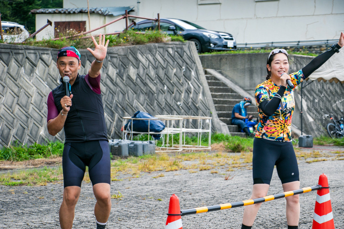 フィニッシュ地点で歌で迎えてくれた廣瀬さんと亜寿沙さん。ちなみにMCの棚橋さんは4時間歌い続けたそうです笑