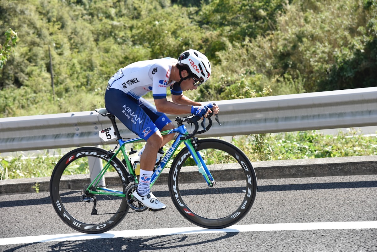 先頭グループから抜け出した山本大喜（KINAN Racing Team）