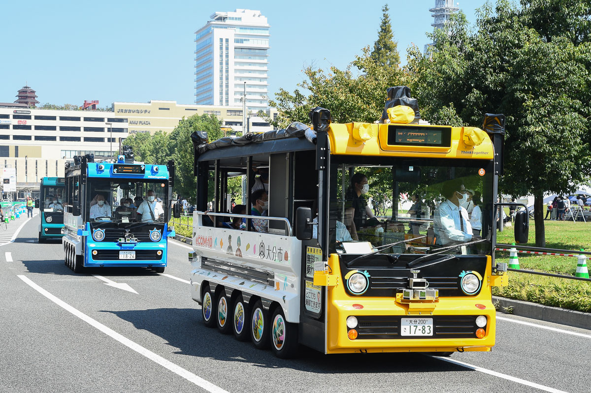 大分市で実験運行されている低速電動コミュニティービークル3台がパレードに参加