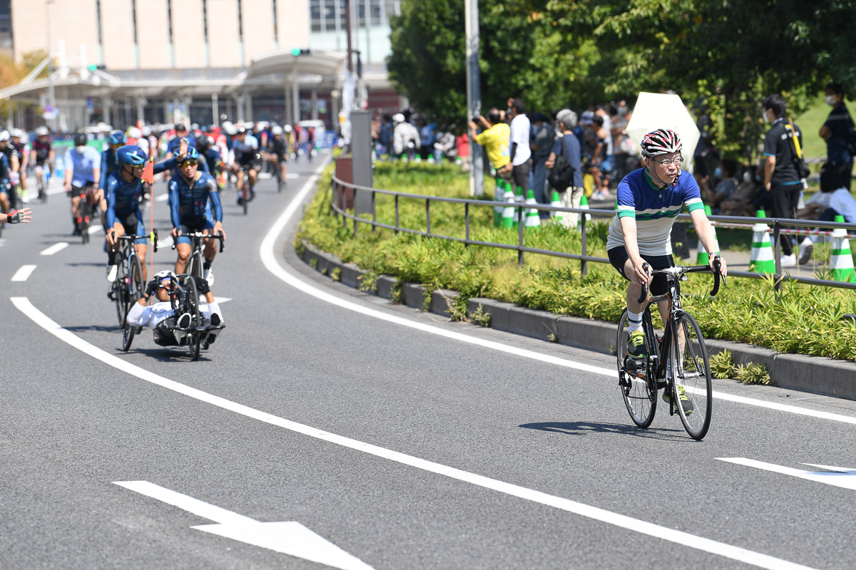 大分市の佐藤樹一郎市長を先頭に市民自転車パレード