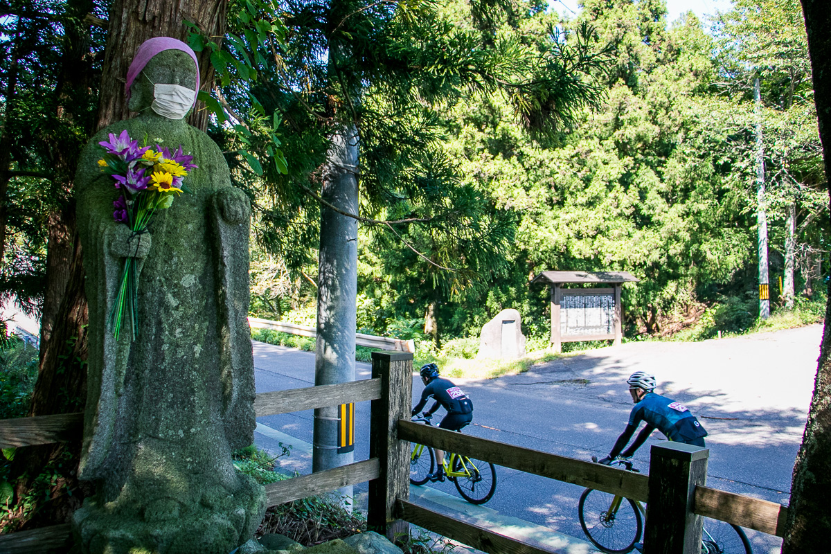 振袖地蔵が見守る脇を走り抜ける