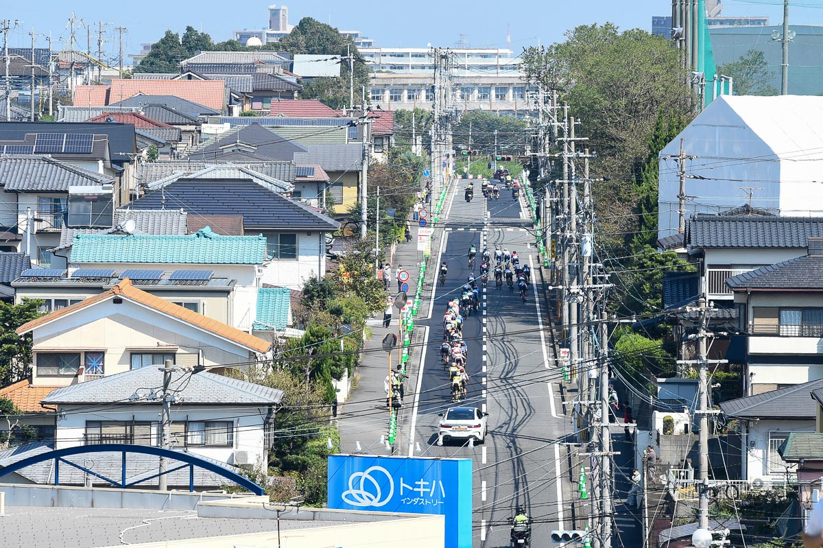 住宅街を一列で抜けていく集団