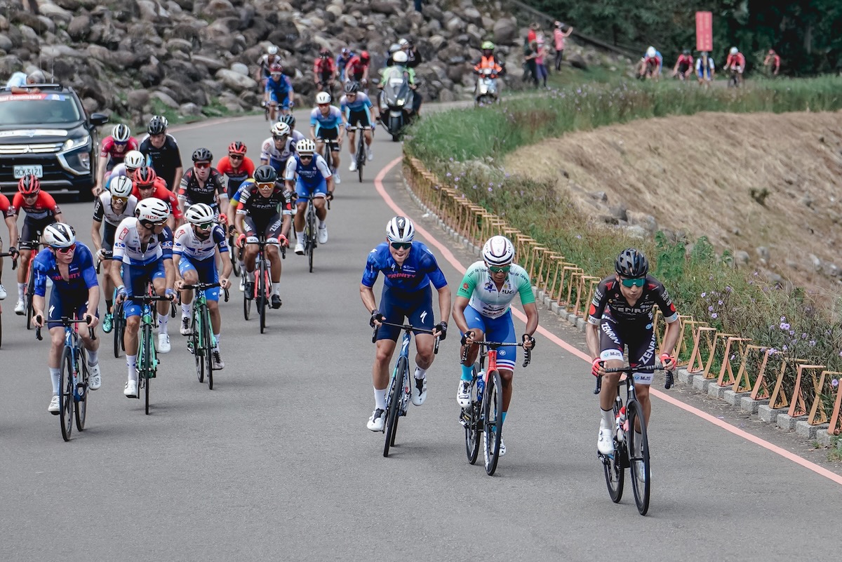 2級山岳でペースアップを図る小石祐馬(チーム右京)