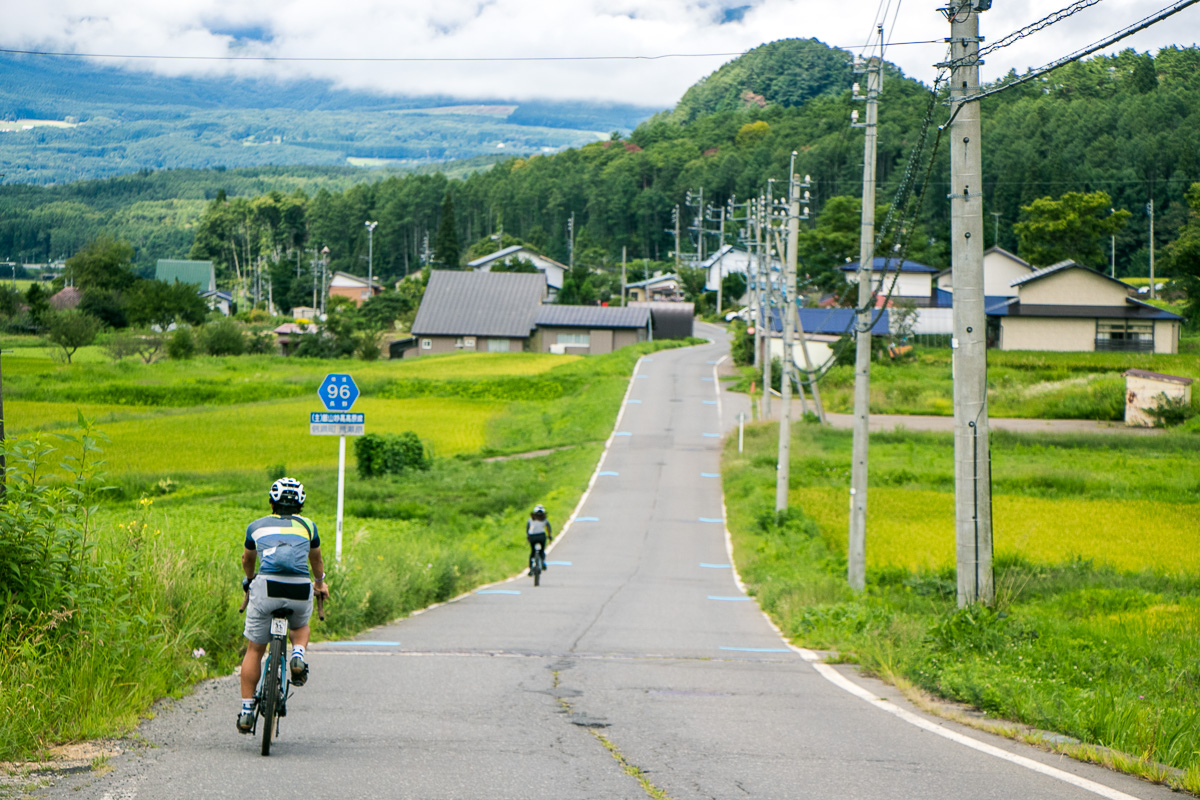 ダート区間を抜けて里山風景を楽しめるオンロードセクション