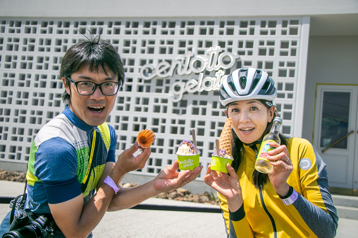 ジェラートはダブル。コーンを乗せてインスタ映え!