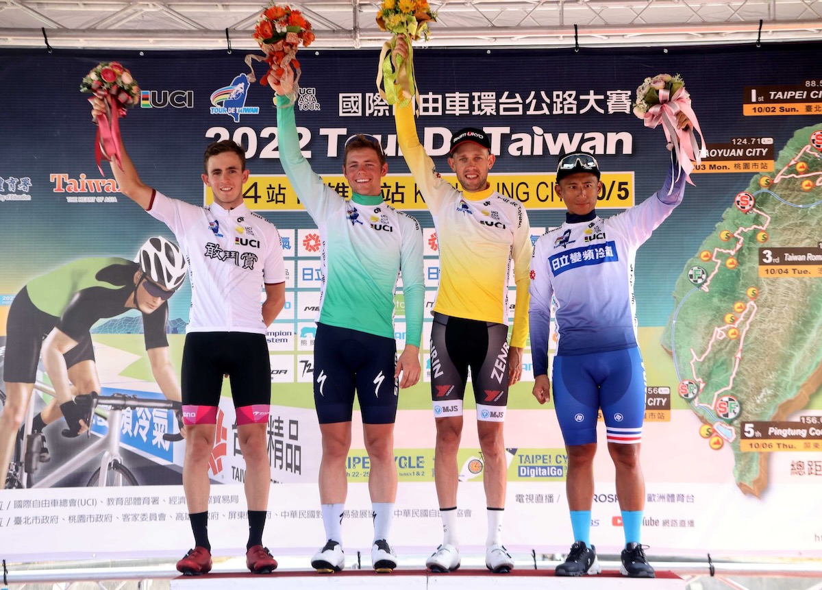 総合優勝に王手をかけたベンジャミン・ダイボール(オーストラリア、チーム右京)ら、特別ジャージ着用者