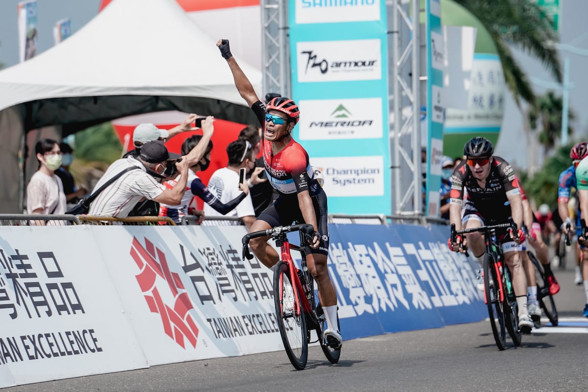 スプリント勝利したモハメドハリフ・サレー(マレーシア、トレンガヌ・ポリゴン・サイクリングチーム)