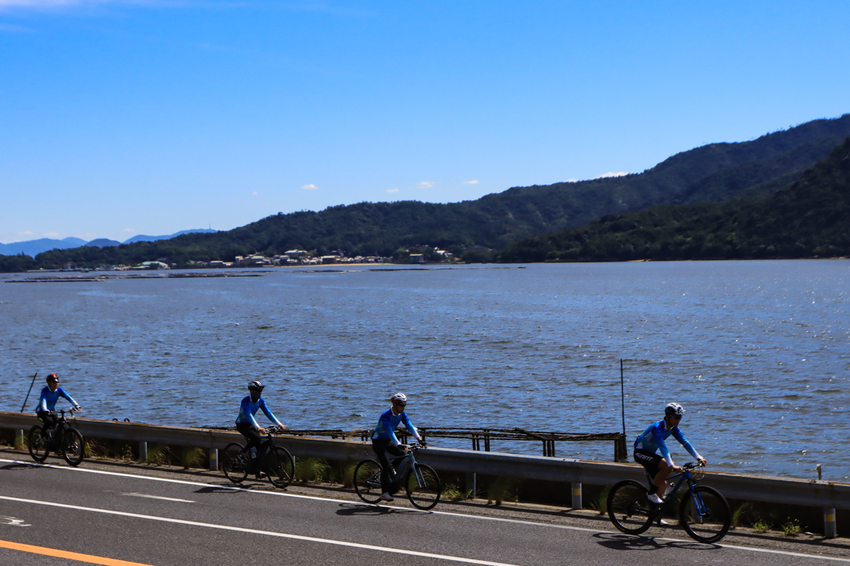 国道2号線はときどき海が開けて眺められた