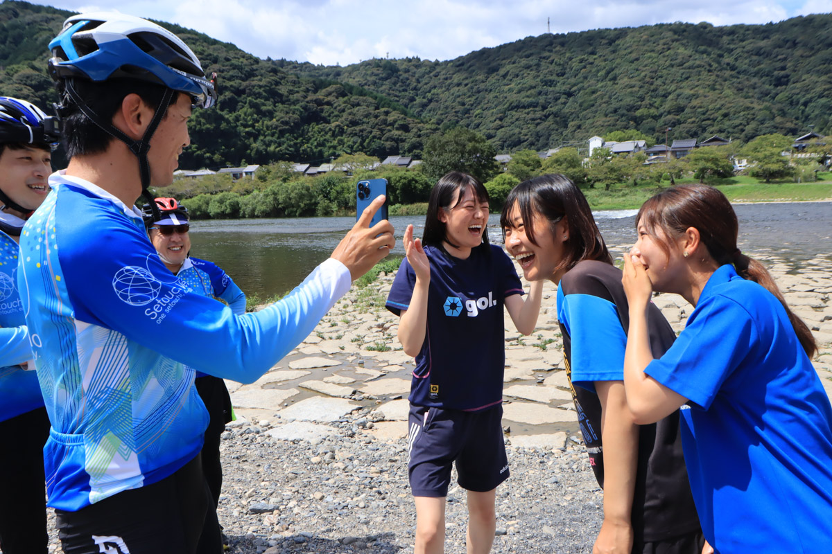 女子高生をナンパ(?)してVELOの人文字に加わるよう交渉する