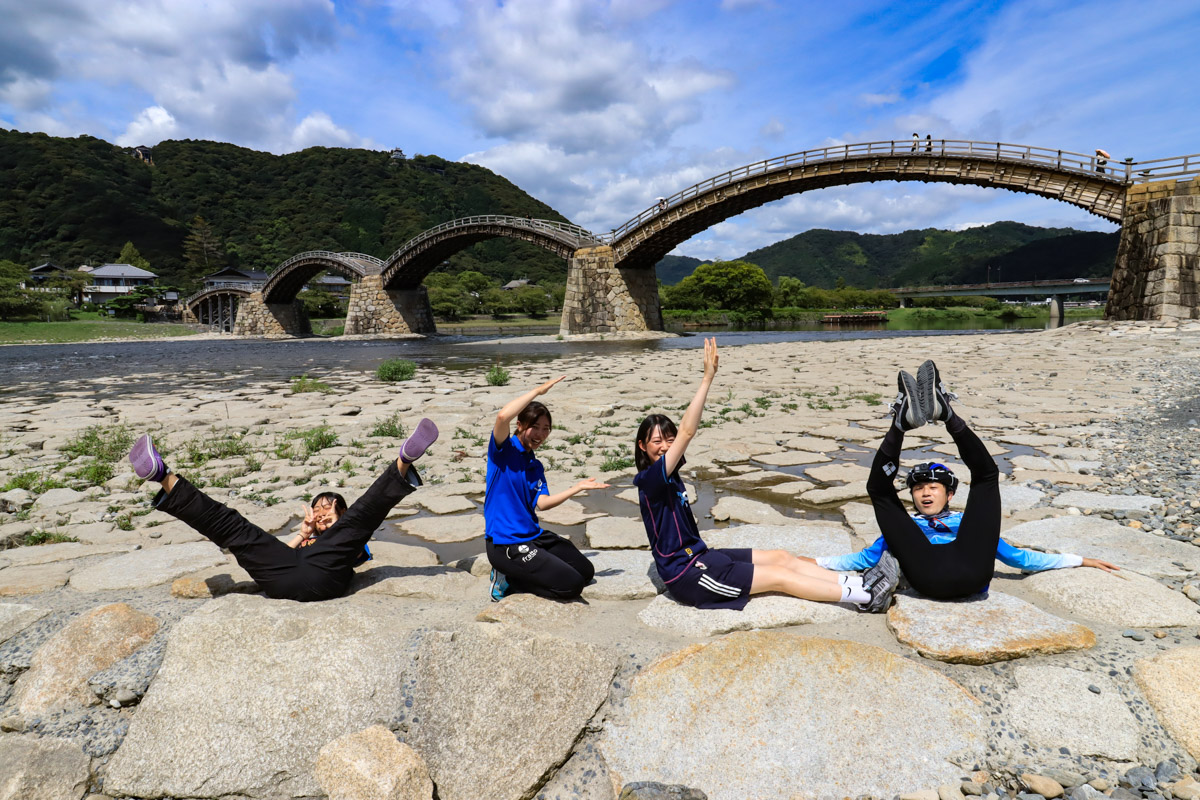 錦帯橋を前に女子大生と一緒にVELOの人文字!