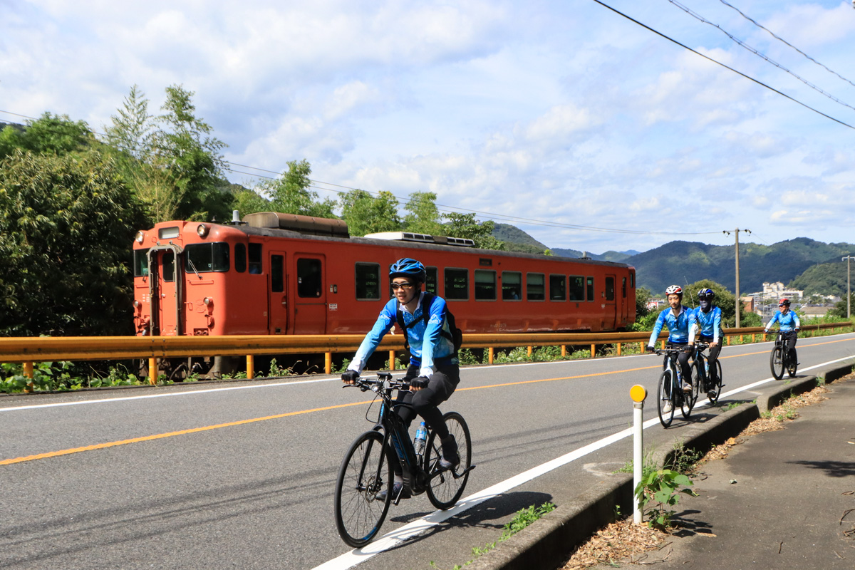 JR岩徳線の可愛いローカル列車と並走する