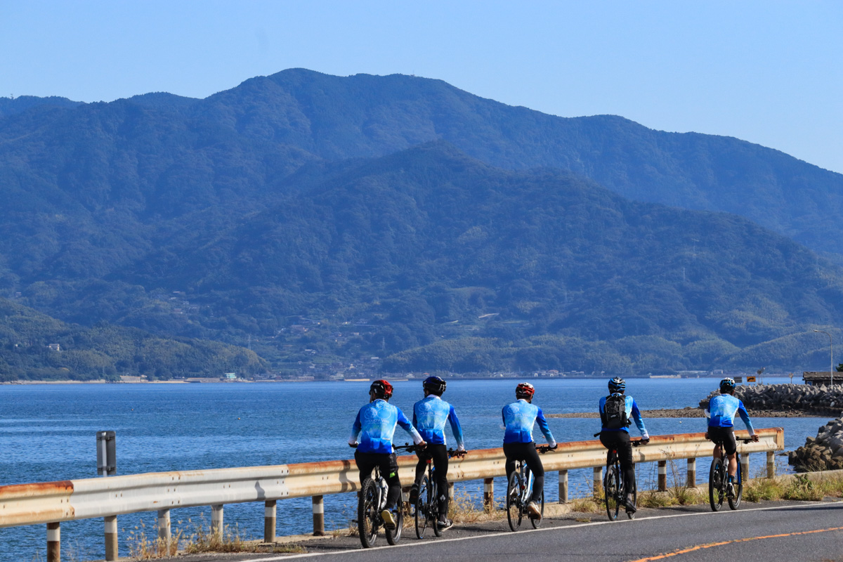 穏やかな海に周防大島が見えてきた