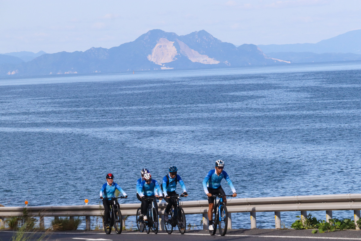 穏やかな広島湾を眺めて走る