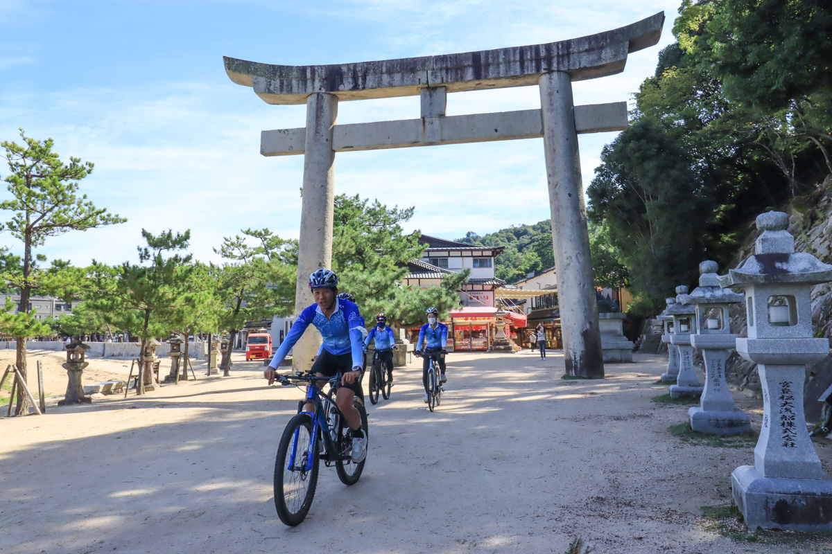 厳島神社への参道を自転車で走る。観光客はまばらだった