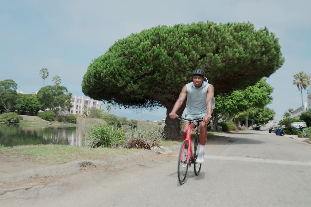 八村塁がロサンゼルスの街をシグニチャーバイク『Quick 3 Rui Edition』でサイクリングする