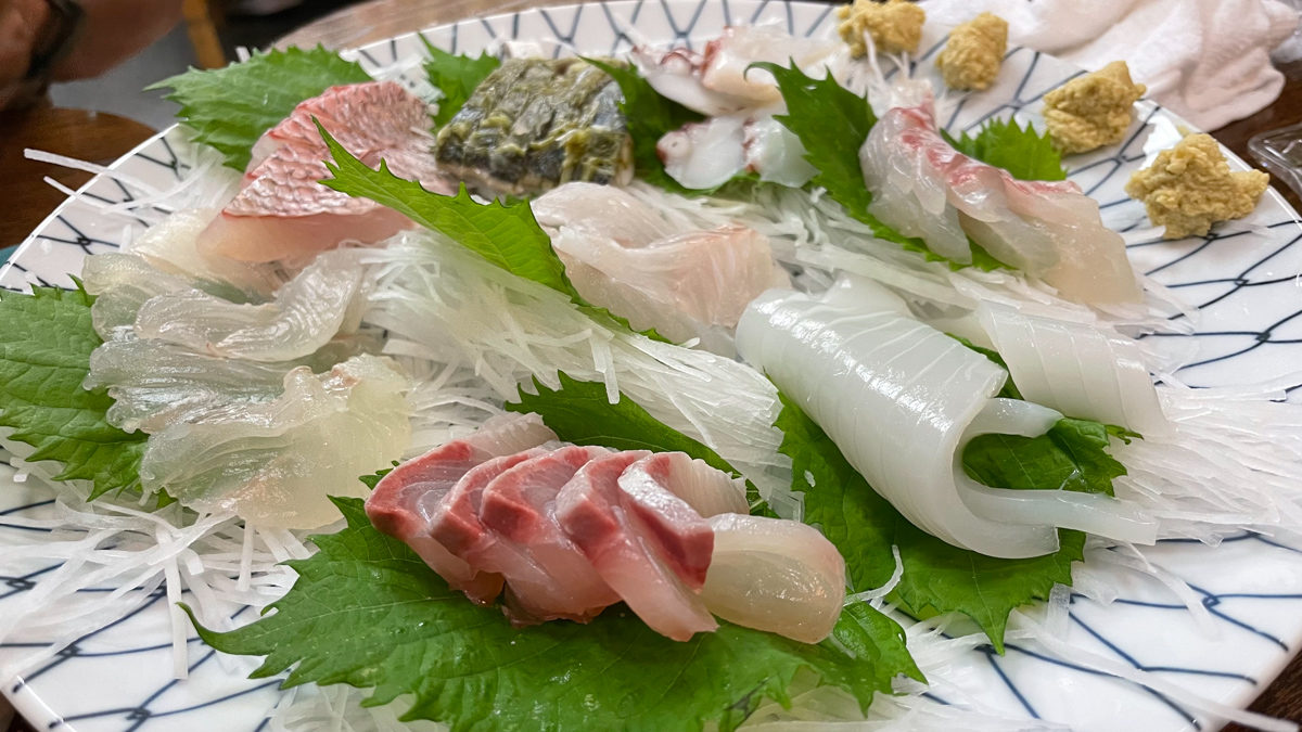 地魚による見事な刺し身盛り。最高の味でした