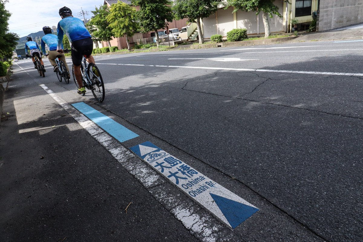 道路上には次の主要目的地までの距離を標した路面標示が引かれる