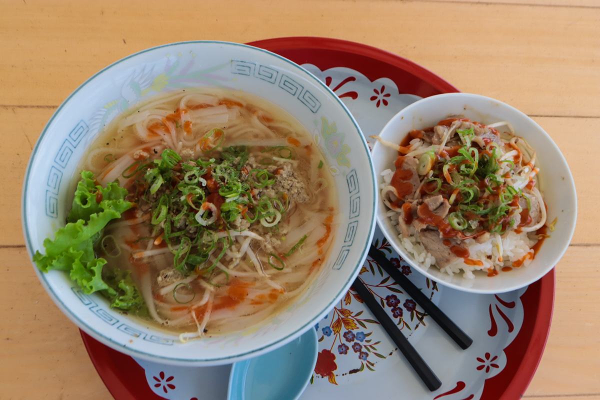 O-KUNでクイティウ（カンボジアの米麺）やサイチュル丼をいただいた