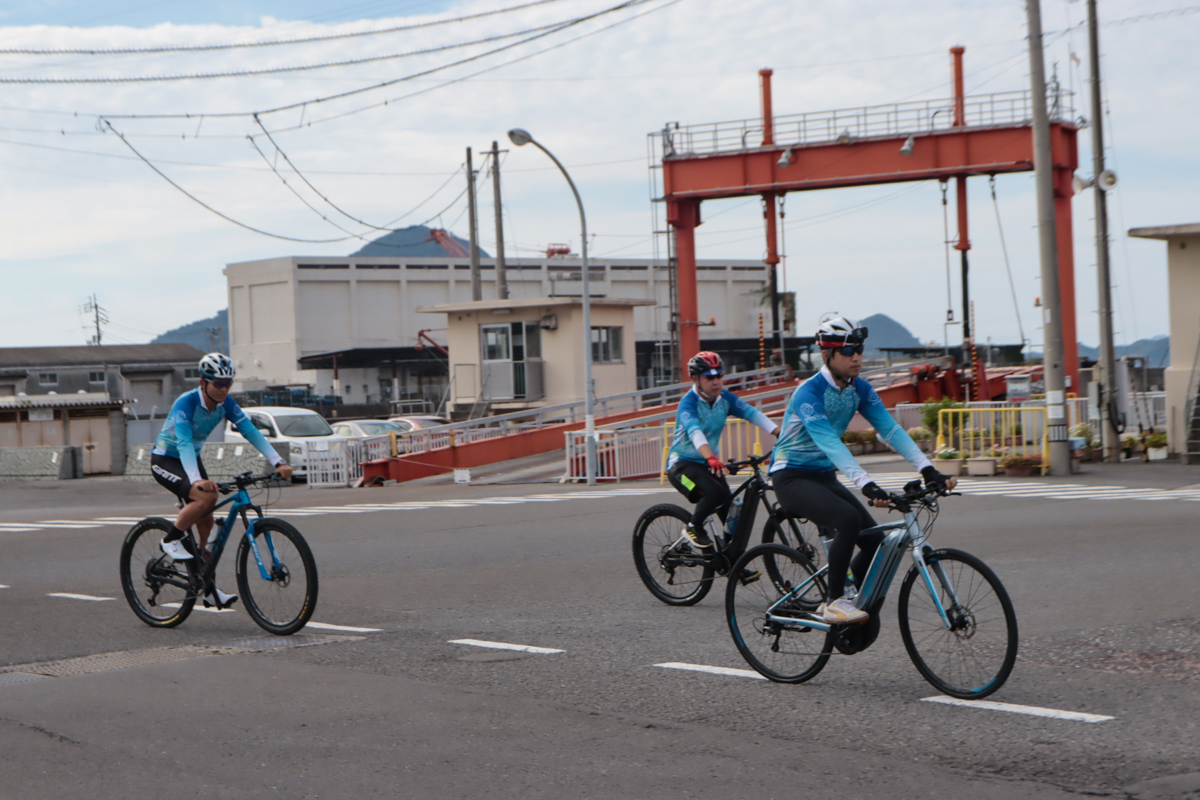 愛媛・松山の三津浜港に到着し、今治を目指して走り出す