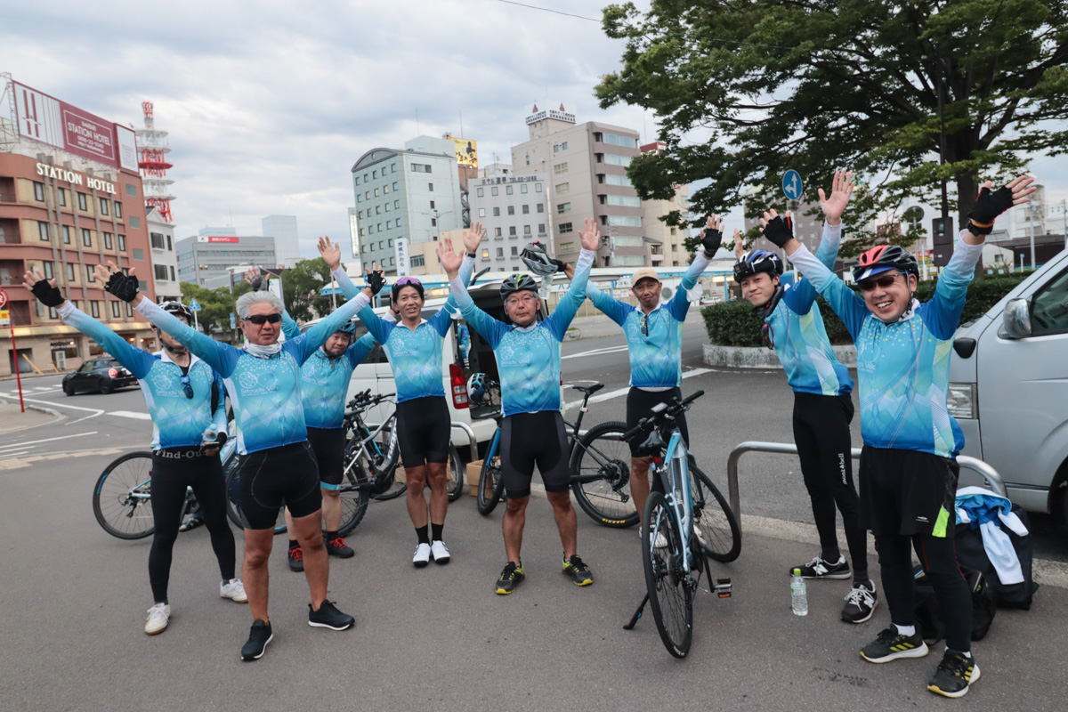 今治駅前に到着したSetouchi Véloメンバーたち