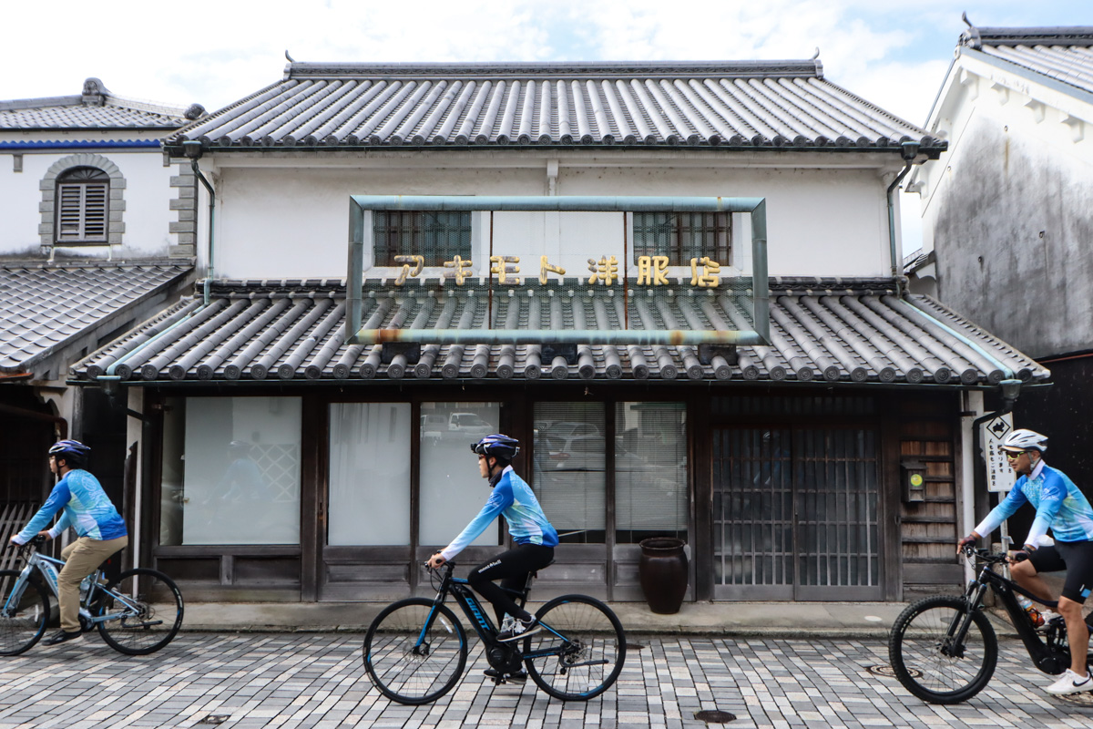 白壁の町並みに軒を並べた商家の典型的な家造りが今もそのまま残っている柳井旧市街