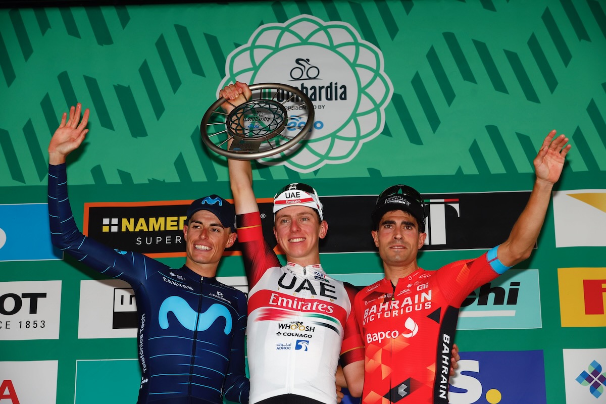 イル・ロンバルディア2022表彰台:2位エンリク・マス(スペイン、モビスター)、1位タデイ・ポガチャル(スロベニア、UAEチームエミレーツ)、3位ミケル・ランダ(スペイン、バーレーン・ヴィクトリアス)