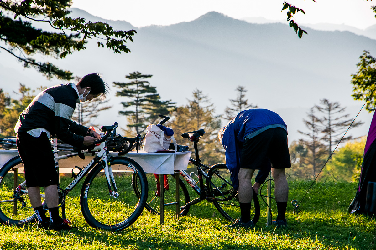 朝日に照らされつつ準備を進める