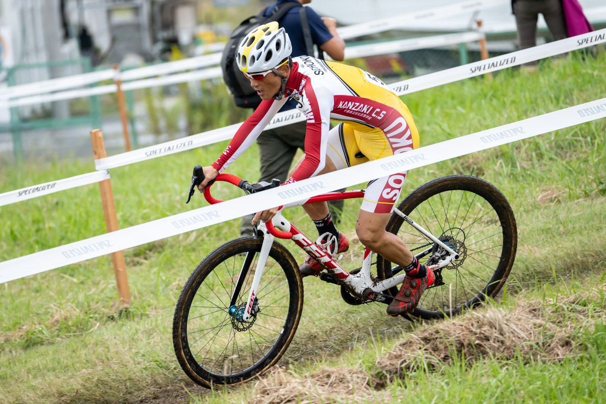 レース前にサイン会を実施した渡辺航先生（総北高校自転車競技部OB）はMM50に出場