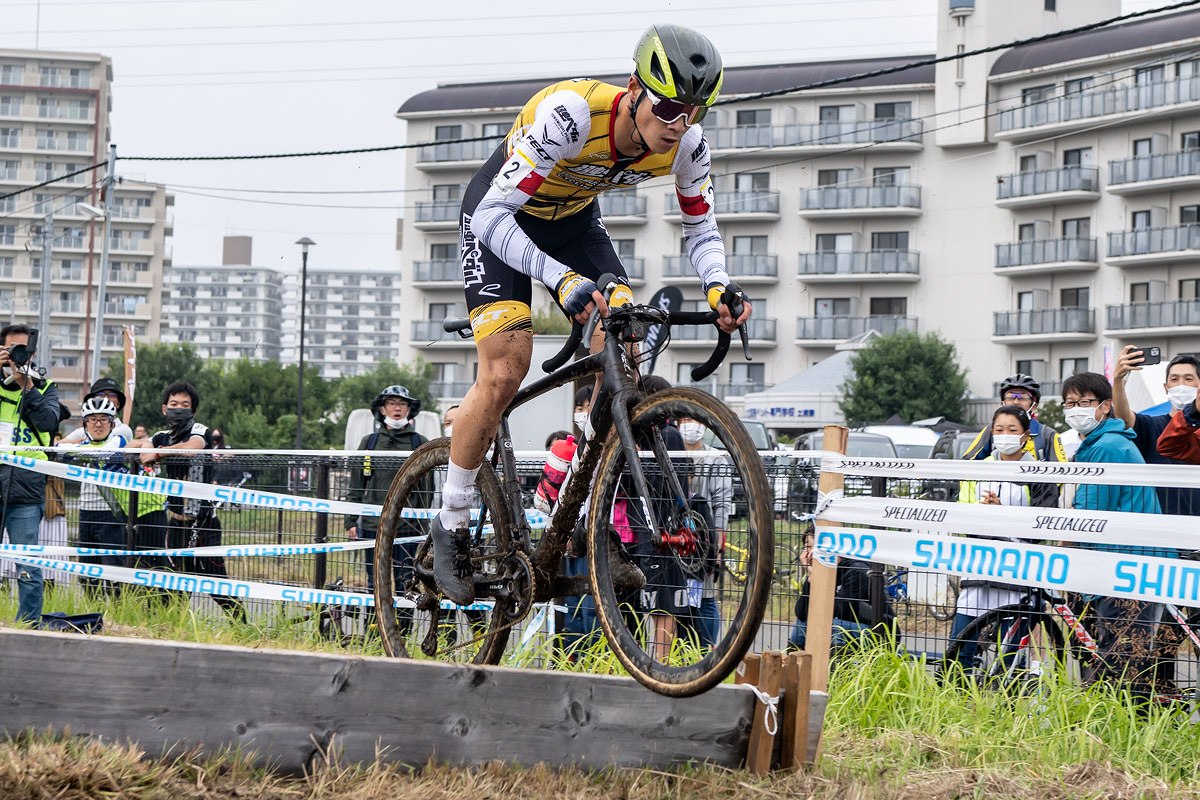 織田聖（弱虫ペダルサイクリングチーム）はシケインをお得意のバニーホップで飛び越えてリードを広げる