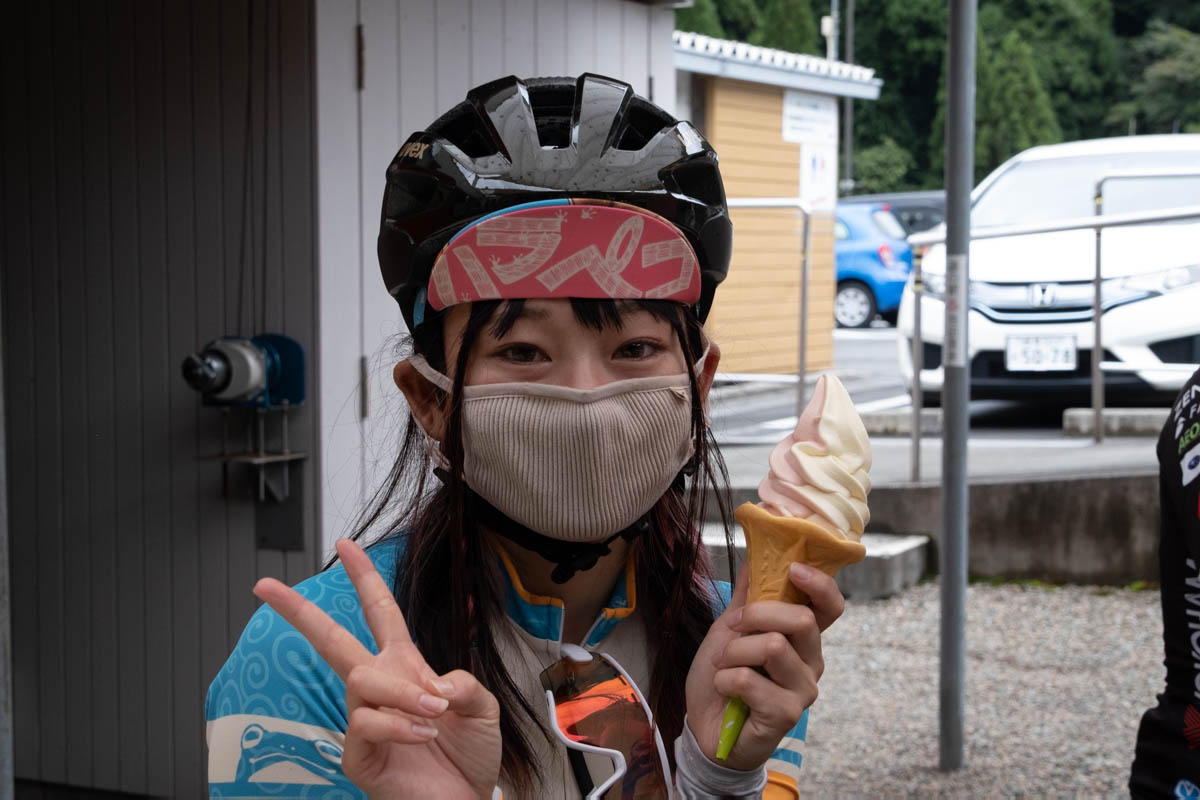 ゲストライダーのおかずちゃんは池田温泉でアイスクリームを堪能！