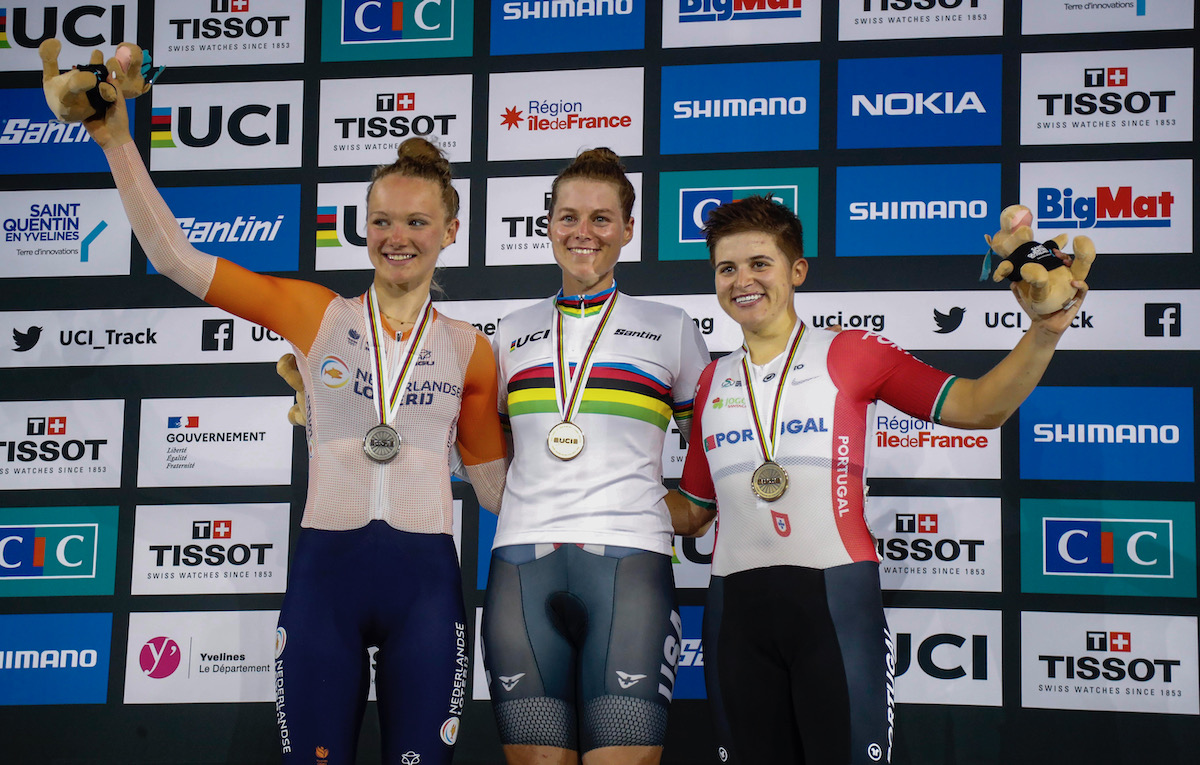 女子オムニアム表彰台:2位マイケ・ファンデルドゥイン(オランダ)、1位ジェニファー・ヴァレンテ(アメリカ)、3位マリア・マルティンス(ポルトガル)