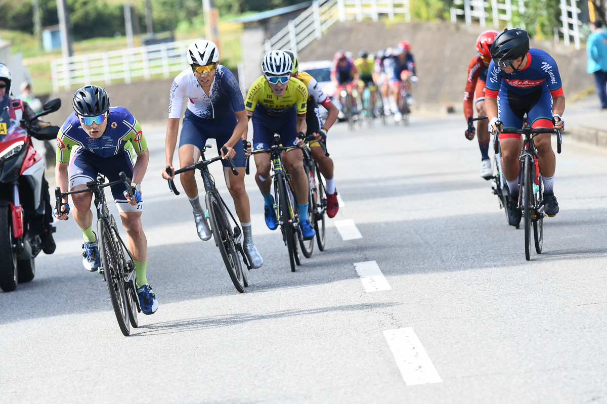 オープン男子 最終周回、アタックする北野普識(イナーメ信濃山形)に島野翔汰( YURIFitCyclingTEAM)らが続く