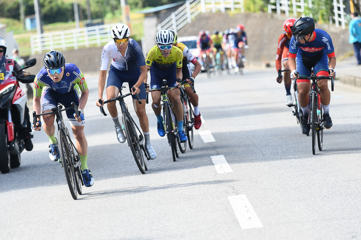 オープン男子　最終周回、アタックする北野普識（イナーメ信濃山形）に島野翔汰（ YURIFitCyclingTEAM）らが続く