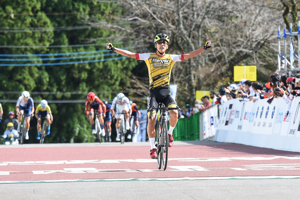 オープン男子 残り1kmから抜け出した内田宇海(弱虫ペダルサイクリングチーム)が優勝
