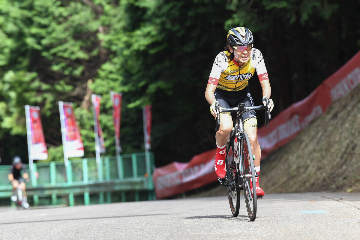 オープン女子 2周目、唐見実世子(弱虫ペダルサイクリングチーム)が単独トップで頂上を通過