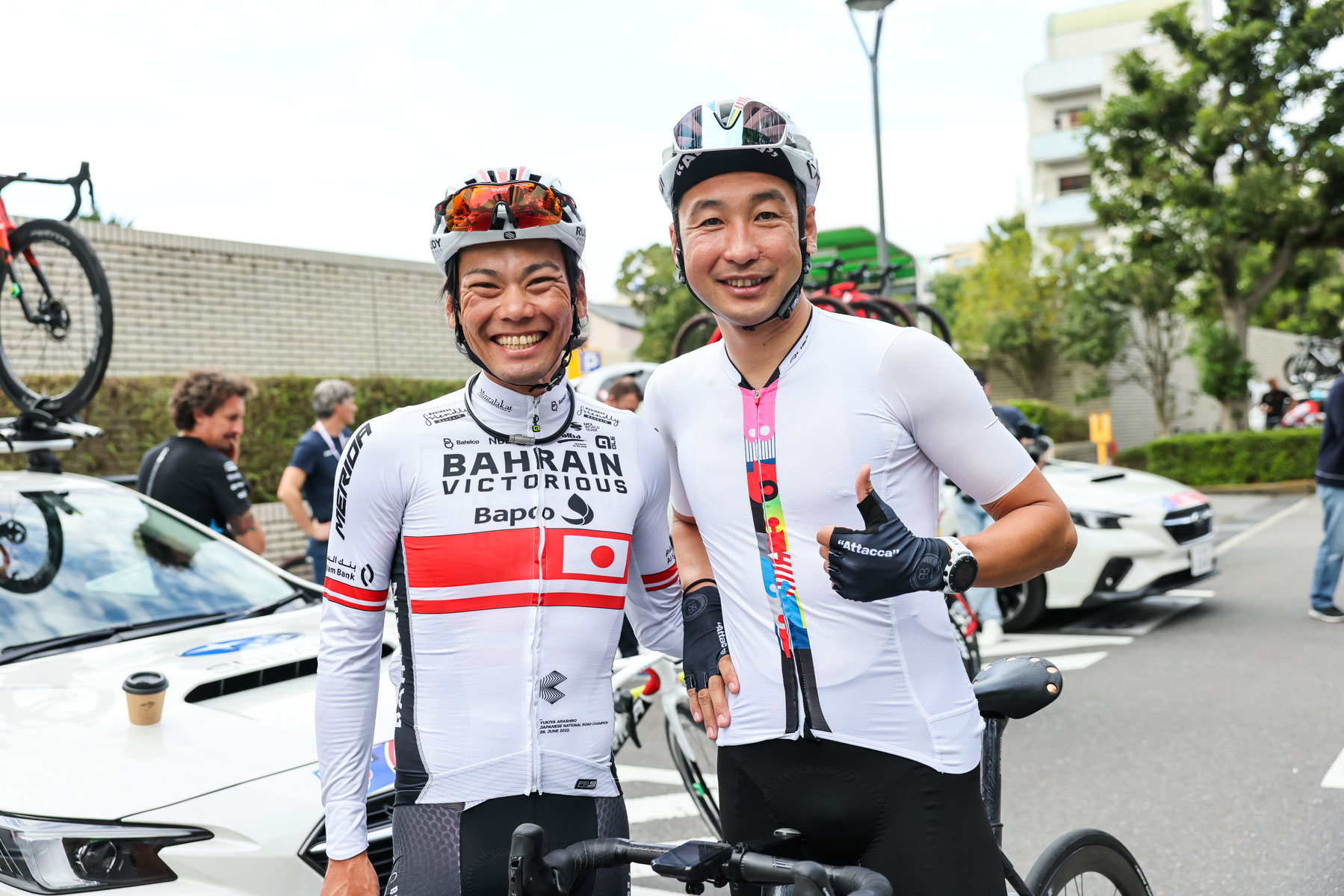 新城幸也（バーレーン・ヴィクトリアス）と引退セレモニーを迎えた別府史之さん