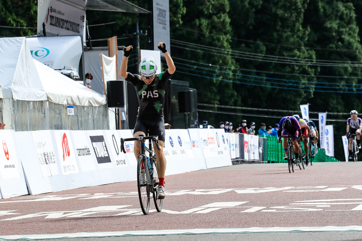 残り1kmから青木峻二(神奈川)が抜け出し、フィニッシュまで逃げ切った