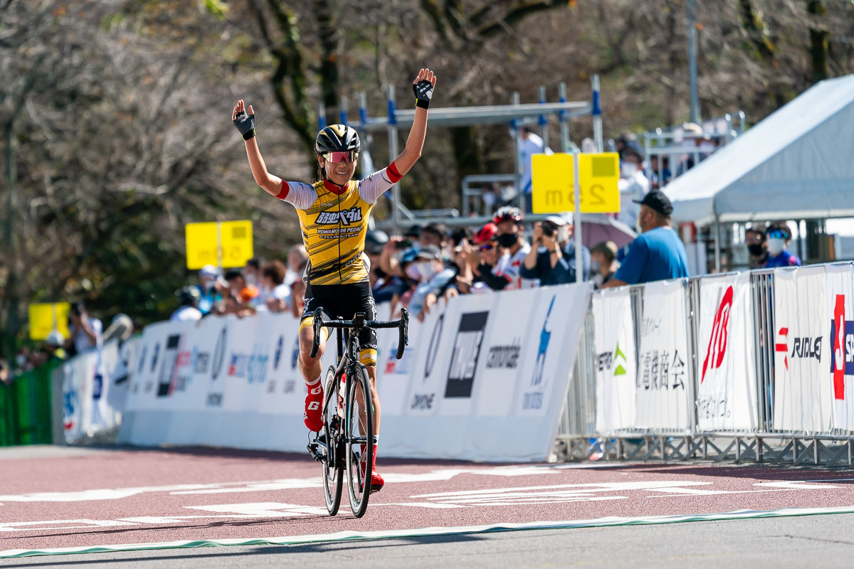 オープンレース女子で独走優勝を決めた唐見実世子（弱虫ペダルサイクリングチーム）