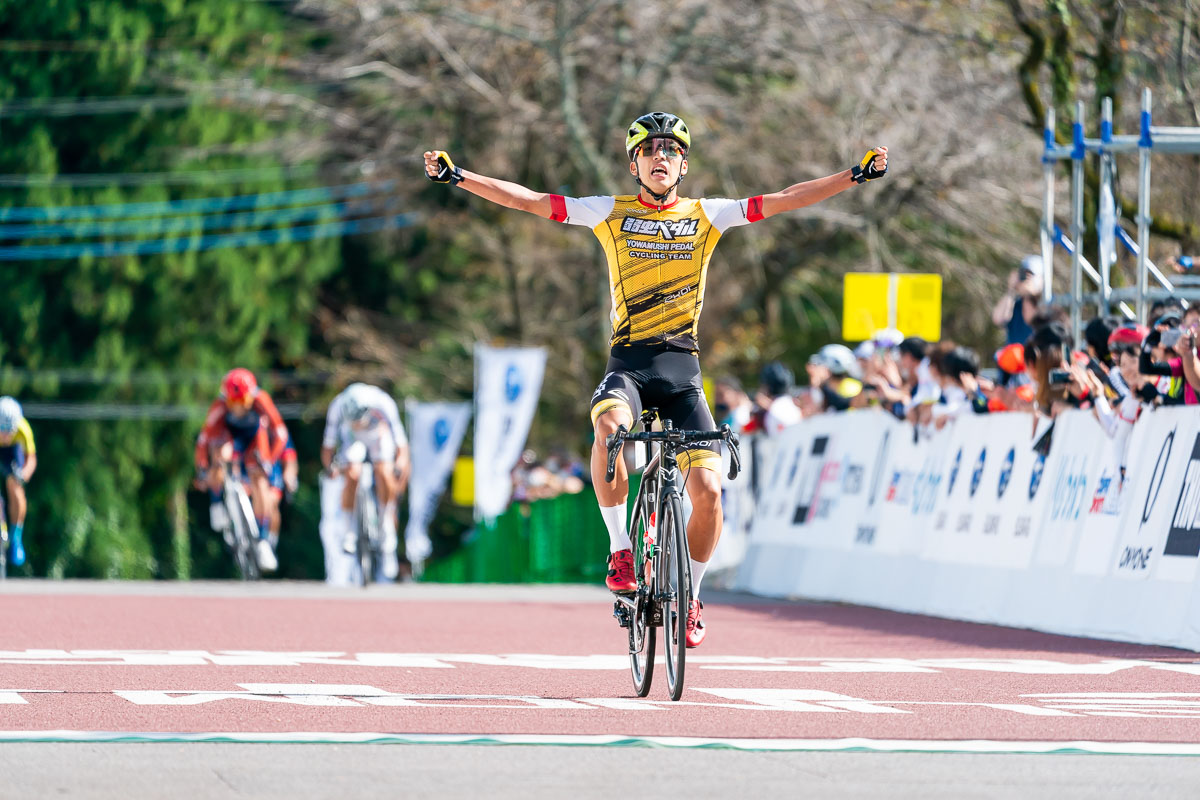 8名の集団から抜け出し、オープンレース男子を制した内田宇海(弱虫ペダルサイクリングチーム)
