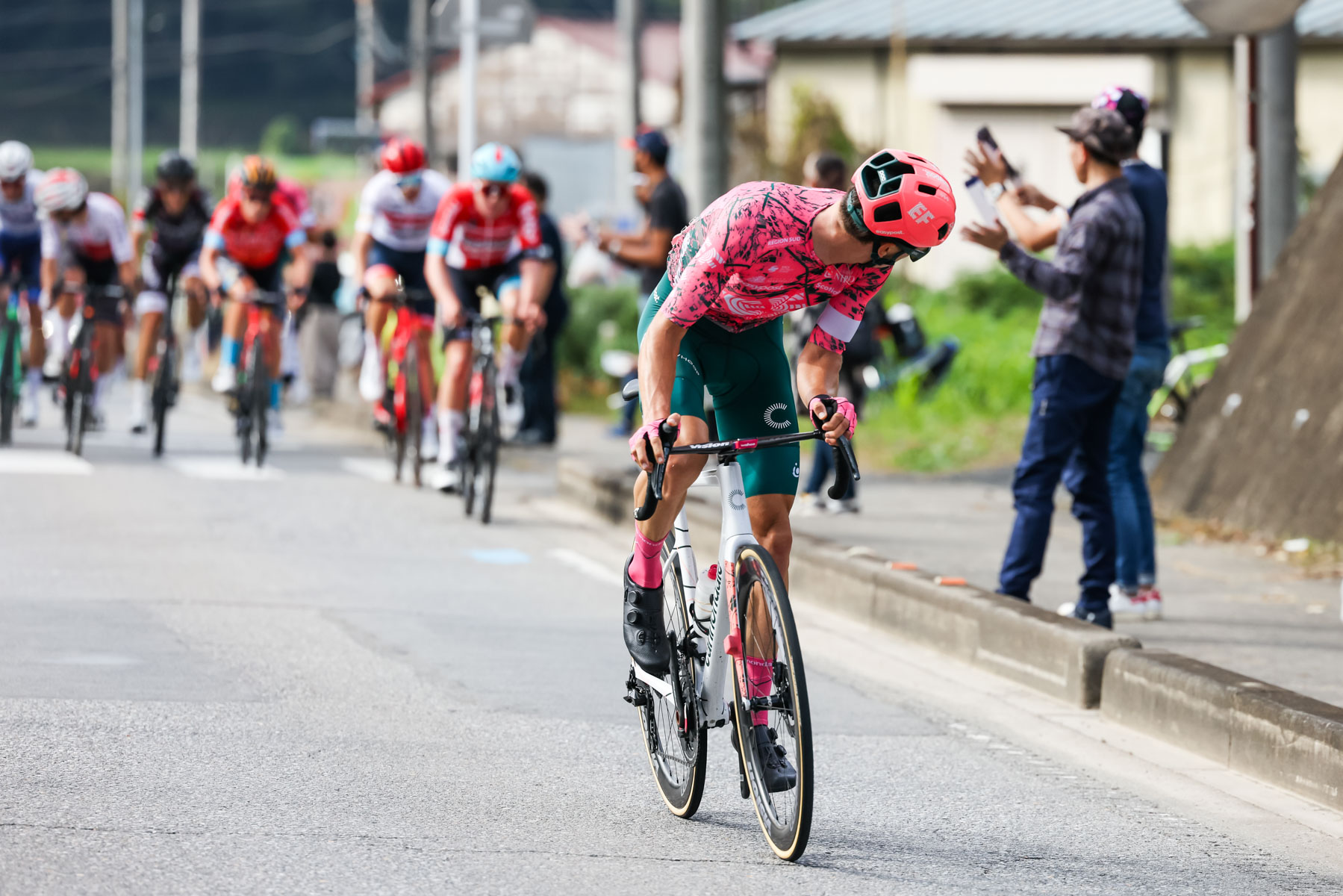 残り14km地点で飛び出したニールソン・ポーレス(アメリカ、EFエデュケーション・イージーポスト)